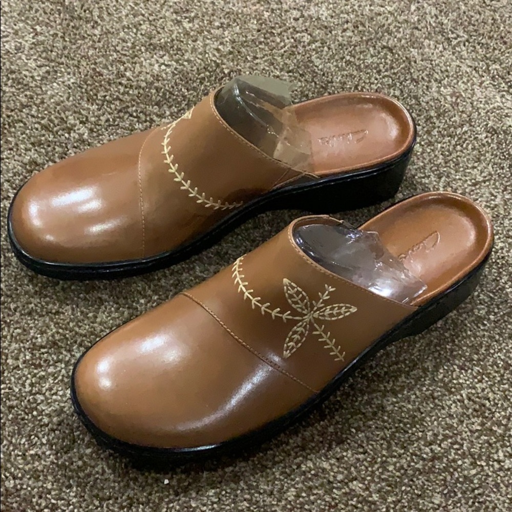 Clark’s tan mules/clogs size 9 1/2